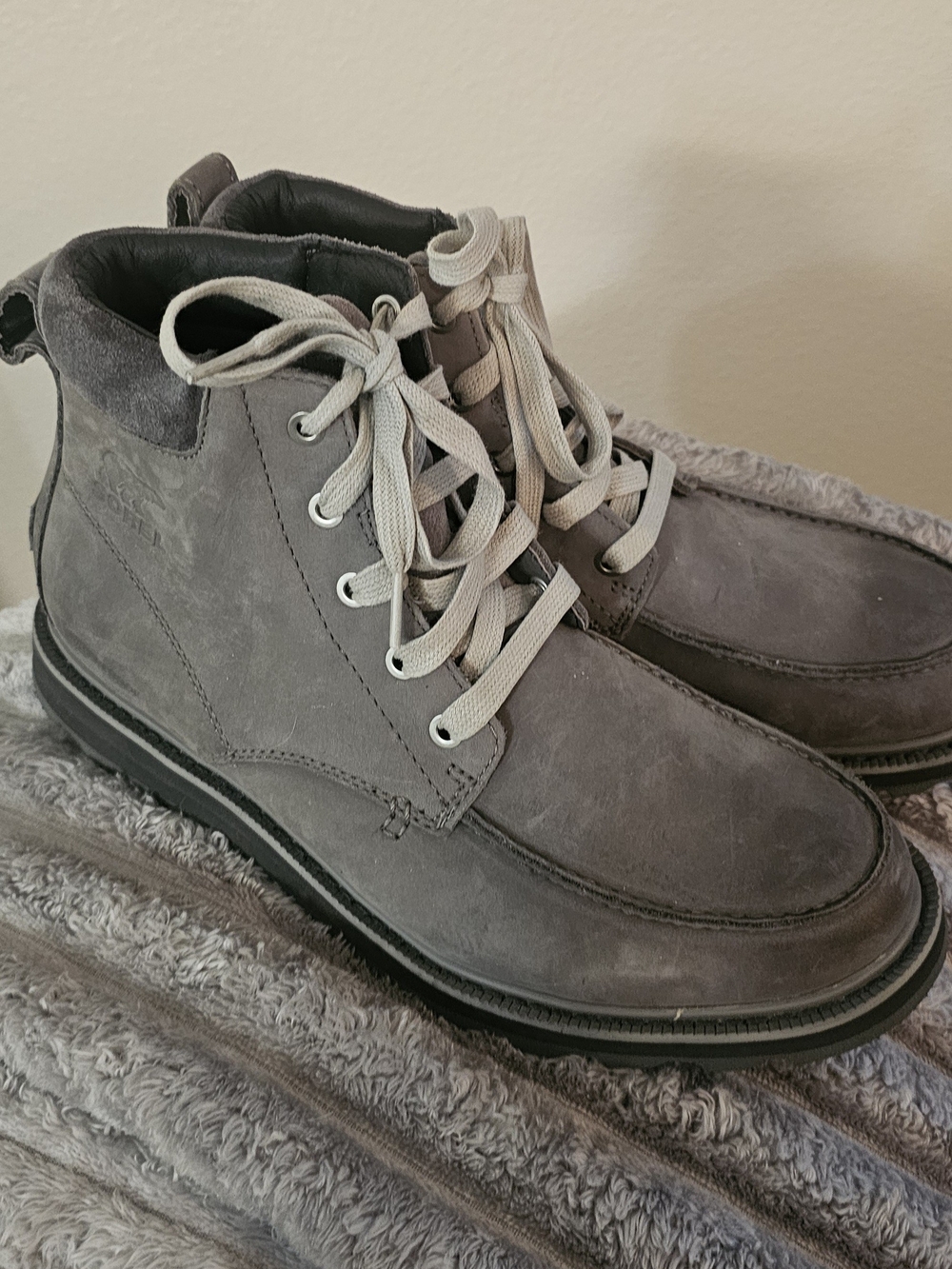 Sorel Men's Madison Gray Suede Boots Size 8.5
